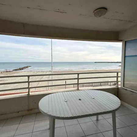 Апартаменты Beautiful With Terrace On The Seafront